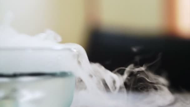 ドライアイスの白い煙があふれて水を沸騰 — ストック動画