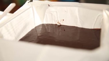 Çikolatalı browni kek yapmak. Çikolata Erime dökme