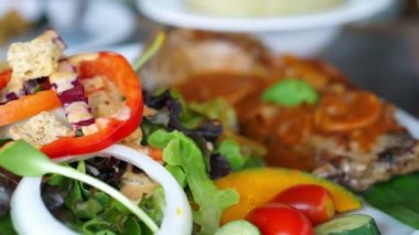 biftek ve salata, temiz taze sağlıklı tam nutritions vitamin ve protein gıda ile renkli