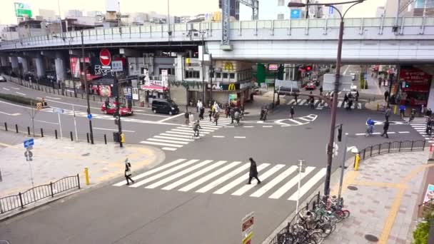 Osaka, Japonia - marzec 2015-film pokazujący pieszych przekraczających pieszych samochody ruchu w Japonii — Wideo stockowe