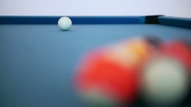 bilardo topu topu mavi masada üçgen ve beyaz. İş karar ve risk