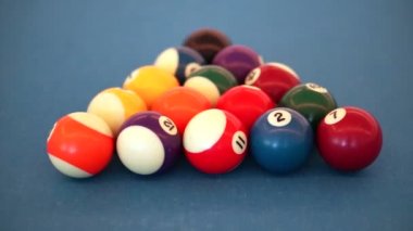 bilardo topu topu mavi masada üçgen ve beyaz. İş karar ve risk