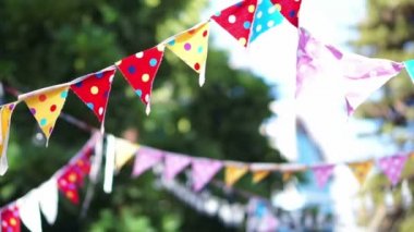 festival parti bayrakları rüzgarda soyut renkli polka dots