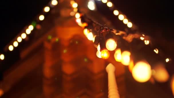 Luz del festival en la pagoda asiática. Celebración del día religioso budista — Vídeo de stock