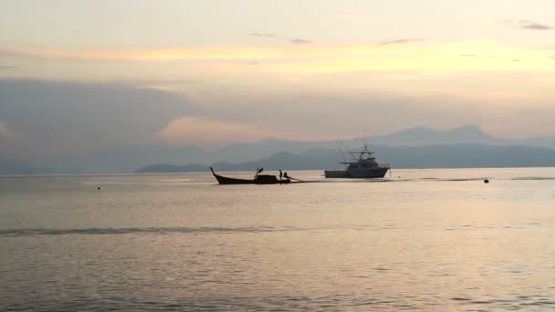 Denizde Balık tutma yelkenli tekne ile tropik gündoğumu — Stok video