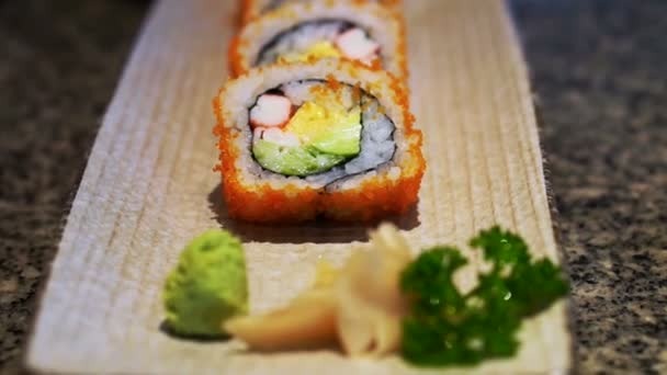 Futomaki, słynny japoński kuchni sushi roll — Wideo stockowe