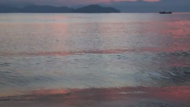 Matahari terbit tropis dengan perahu nelayan di laut — Stok Video