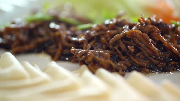 Κινέζικη κουζίνα του Πεκίνου στυλ χοιρινό. κρέας σάλτσα με αλεύρι χαρτί — Αρχείο Βίντεο