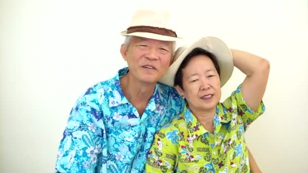 视频幸福的亚洲高级夫妇用胜利的手势和拇指了准备好的假期旅行 — 图库视频影像