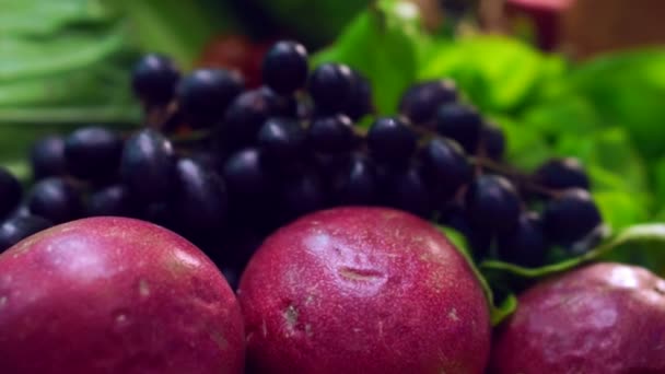 raisin pourpre avec fruits et légumes verts sur la table 