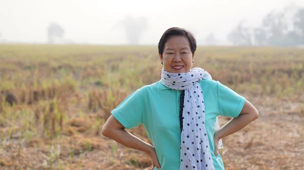 Gelukkig rijke Aziatische senior vrouw die het dragen van scraf voor haar f — Stockfoto