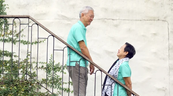Asian senior couple travel for anniversary trip — Stock Photo, Image