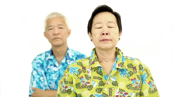 Asiatische senior Paar kämpfen aufregen, um einander — Stockfoto