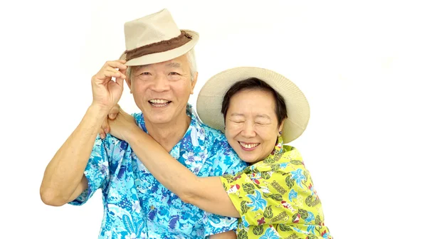 Boldog ázsiai idősebb pár átölelve, boldogan viselt kalap kész — Stock Fotó