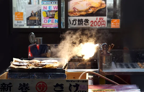 Osaka, Japan - March 2015: Japanese street food skrewer chicken — Stock Photo, Image