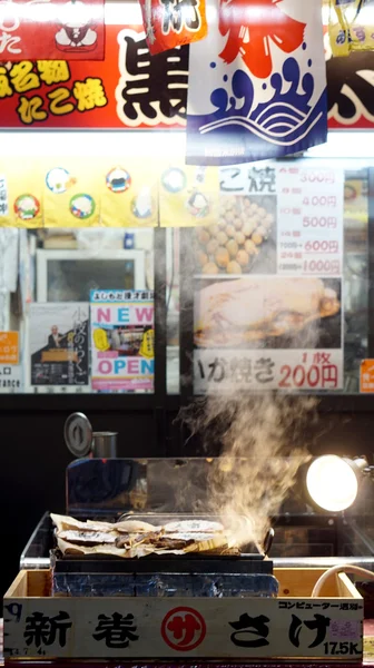 Osaka, Japan - March 2015: Japanese street food skrewer chicken — Stock Photo, Image