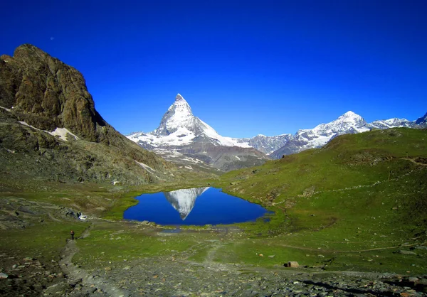 Blå himmel, klar bild av Matterhorn reflektion i sommar sjö — Stockfoto