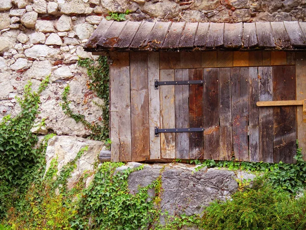 Vieja ventana de madera en la pared de piedra arquitecto, planta trepadora vintage —  Fotos de Stock