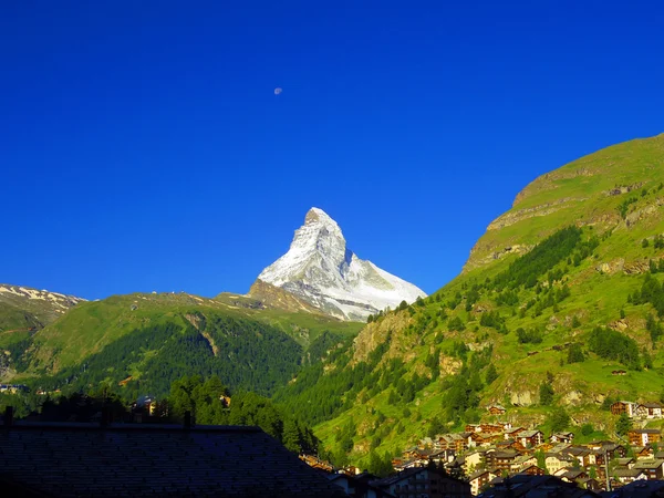 Zermatt città verde in Svizzera. Veduta del Cervino in estate — Foto Stock