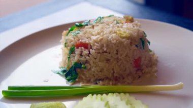 Tayland yemeği kızarmış pilav salatalık ve yeşil soğan ile