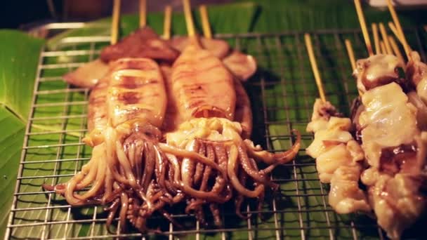 Calamares a la parrilla, huevos y pollo en la barbacoa, comida callejera tailandesa — Vídeos de Stock