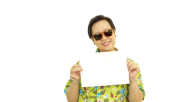 Felice donna anziana asiatica con hawaii camicia verde in possesso di b bianco — Foto Stock