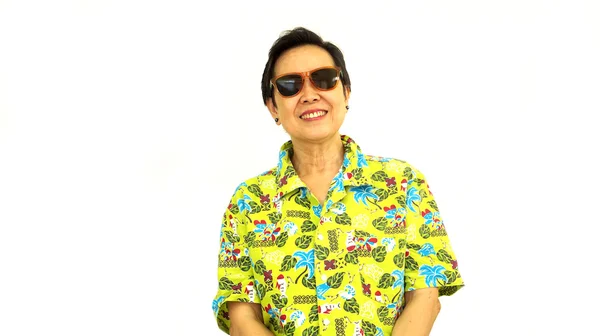 Glücklich asiatische Seniorin Lächeln auf grünem Hawaii-Hemd weiß isola — Stockfoto