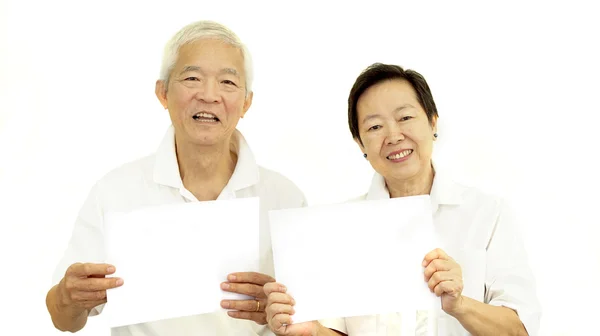 Glücklich asiatische senior Paar hält weiße leere Zeichen bereit für pro — Stockfoto