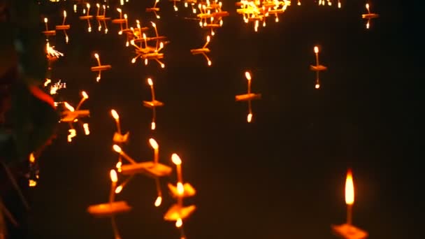 Loi Krathong Festival em Chiangmai, Tailândia. Mão liberando cestas decoradas flutuantes e velas para pagar respeito à deusa do rio. Cultura tradicional tailandesa na noite de lua cheia — Vídeo de Stock