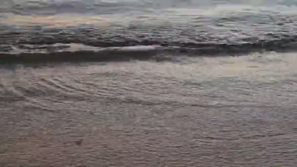 Olas marinas sobre la playa de arena Vacaciones por la mañana — Vídeos de Stock