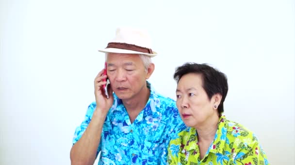 Video av asiatiska senior par arg på telefonen. Upprörd för semester — Stockvideo