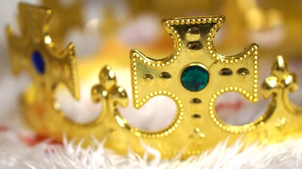 Złota Korona z diamentów na tle białego futra — Zdjęcie stockowe