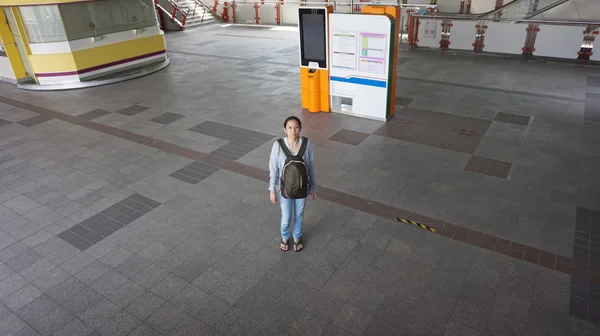 亚洲女孩旅游站独自在火车站孤独和失落 — 图库照片