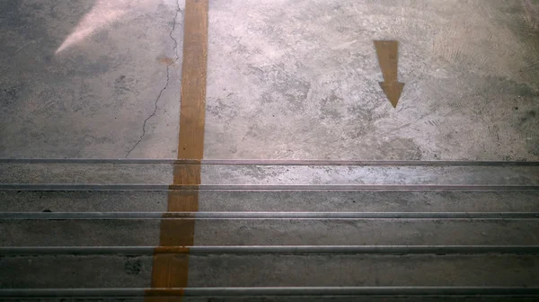 矢印と階段は 1 つの方法方向決定を抽象化します。 — ストック写真