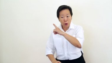 Asyalı kadın kıdemli kameraya benziyor kafa sallıyor ve jest reddetmek için el, hayır diyor