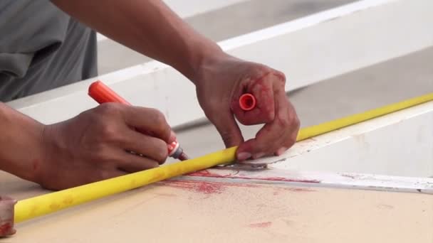 Handen maken van meting en mark op metaal werk. Industriële ambachtelijke handwerk — Stockvideo