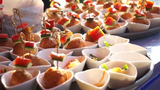 Catering bedrijf, chef-kok hand met handschoen cocktailparty eten bereiden — Stockvideo