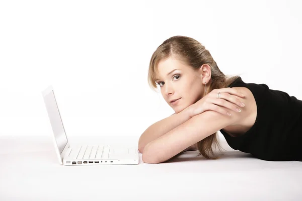 Junge Frau mit Computer — Stock Photo, Image
