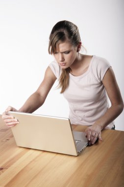 iş yerinde genç kadın