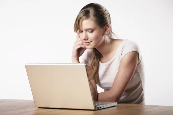 Mujer joven en el trabajo — Foto de Stock