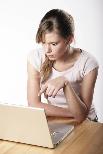 Mujer joven en el trabajo — Foto de Stock