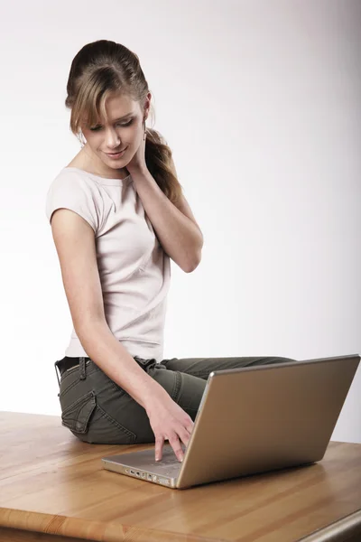 Mujer joven en el trabajo — Foto de Stock