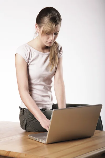 Mujer joven en el trabajo — Foto de Stock