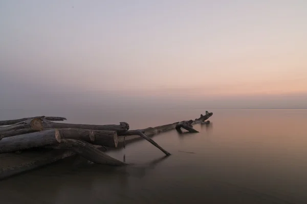 Paysage nocturne sur la rivière — Photo