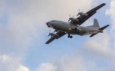 12 bir gökyüzünde uçan