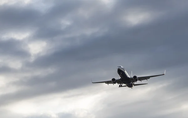Boeing 737-800 πετούν στον ουρανό — Φωτογραφία Αρχείου