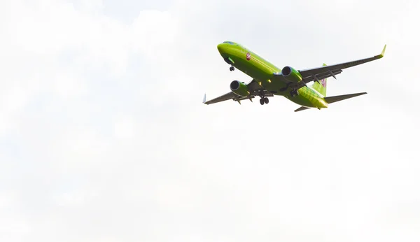 The plane lands — Stock Photo, Image