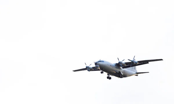 Ан-12 літаючих в небі — стокове фото
