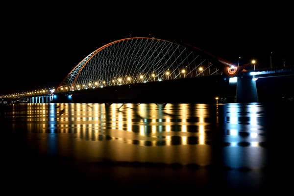 Ponte com arco vermelho em luz noturna — Fotografia de Stock