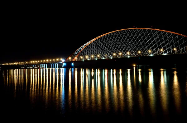 Híd piros Arch-éjszakai fény — Stock Fotó